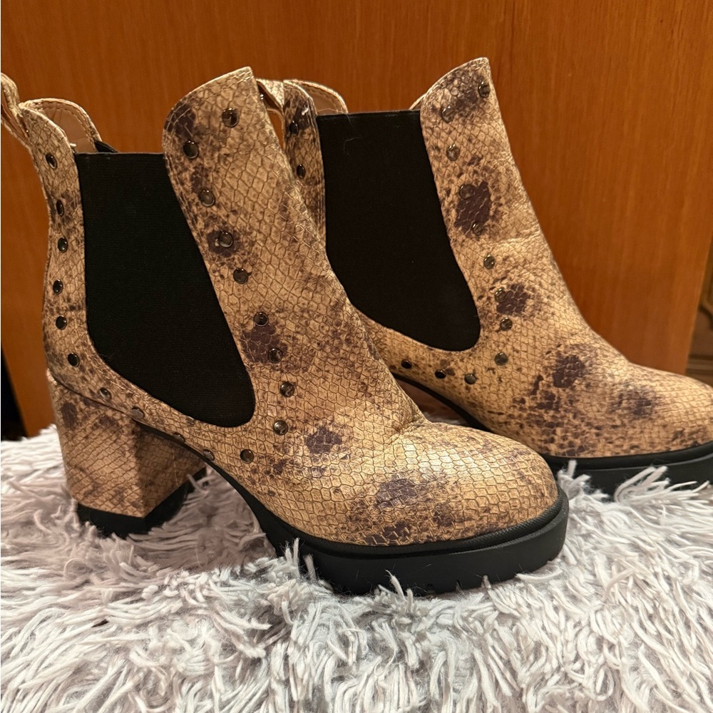 AEROSOLES Snakeskin Tan Ankle Boots